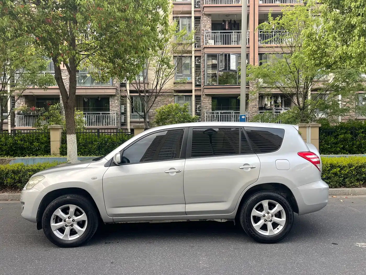 Toyota RAV4 Rongfang 2010 2.0L Automatic Luxury Upgrade Edition фото 3