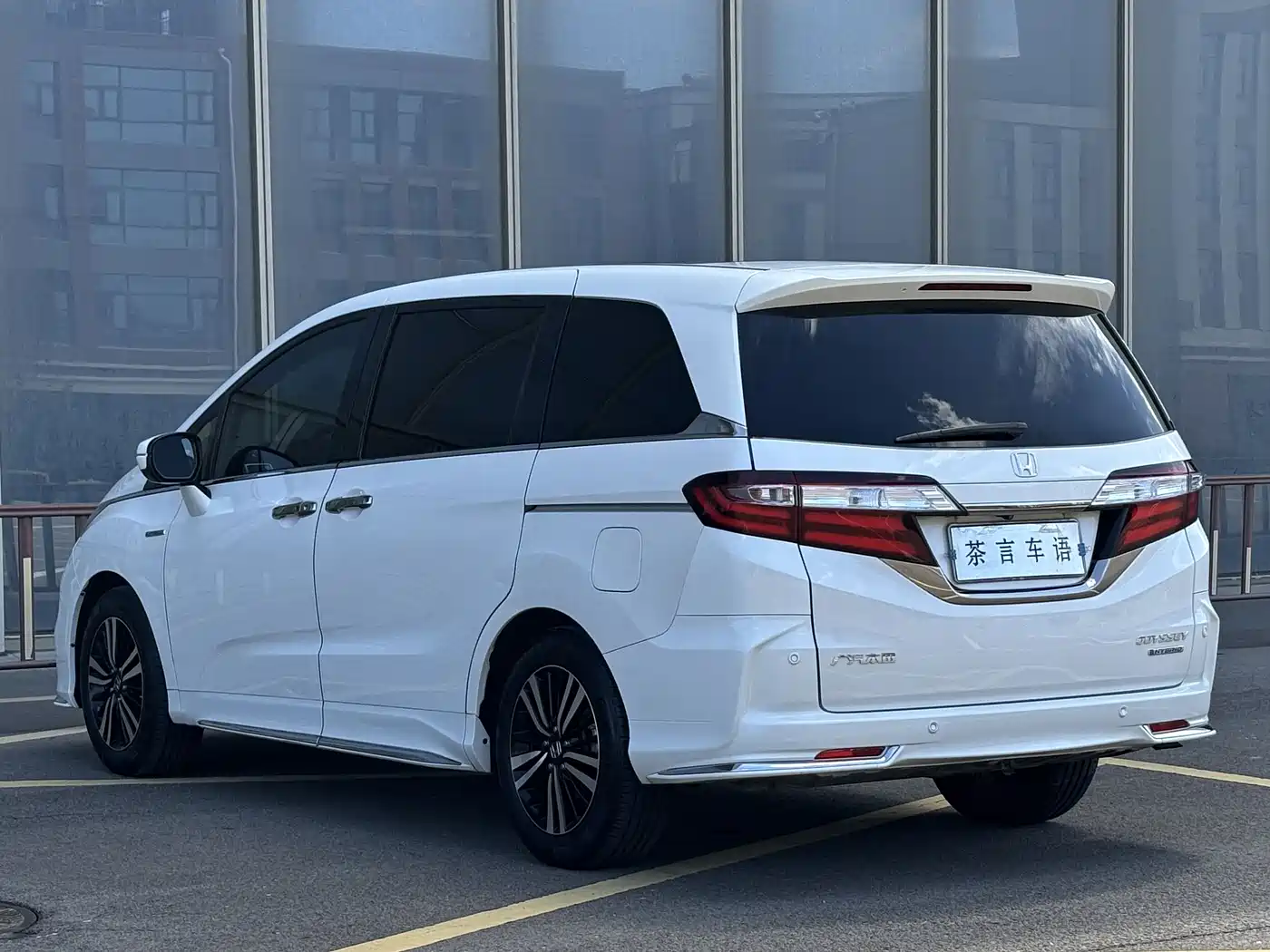 Honda Odyssey 2019 2.0L Sharp·Prestige Edition фото 6