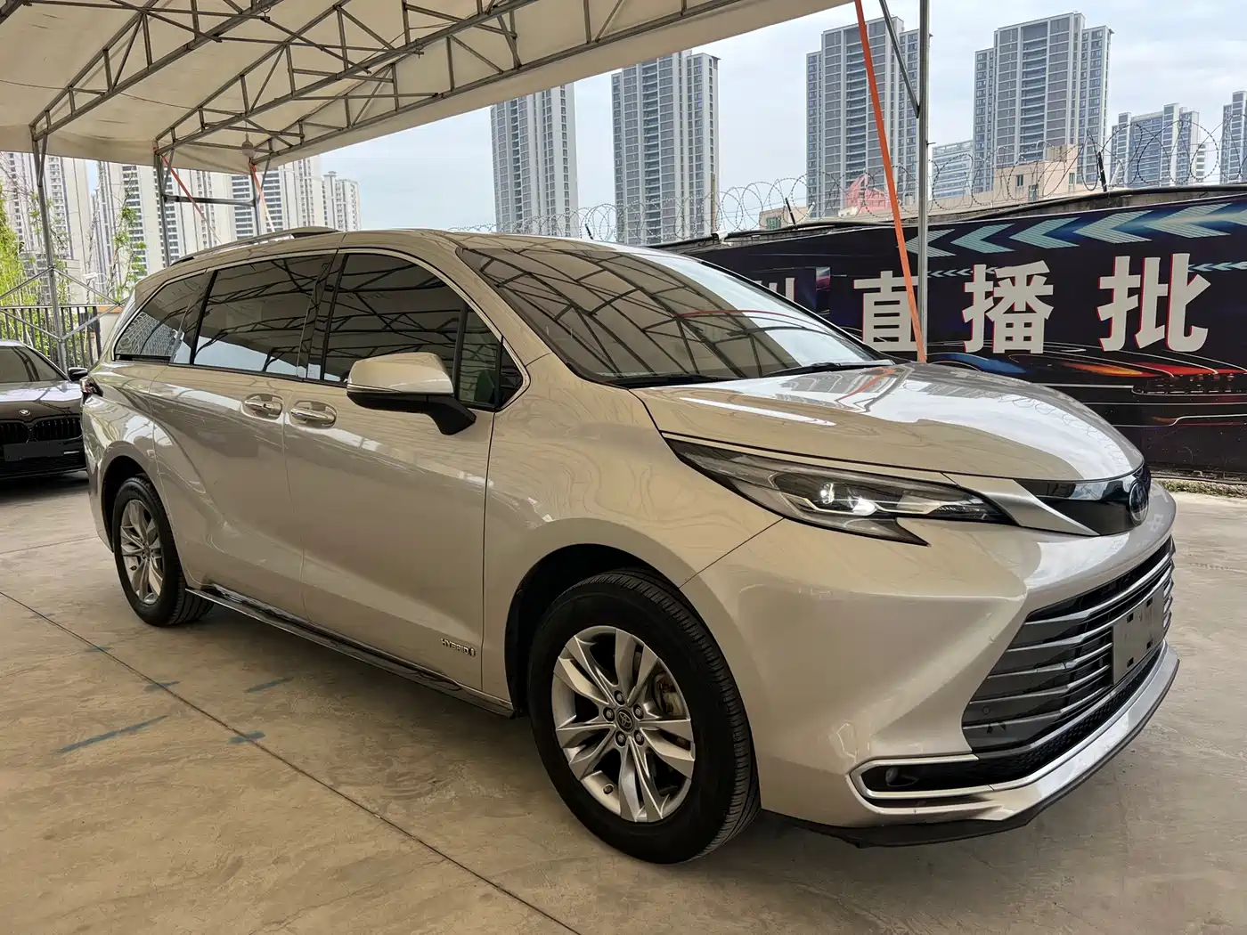 Toyota Sienna 2021 2.5L Hybrid Premium Edition фото 15