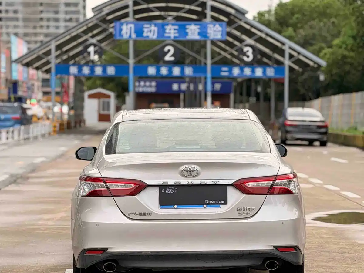 Photo 10 - Toyota Camry