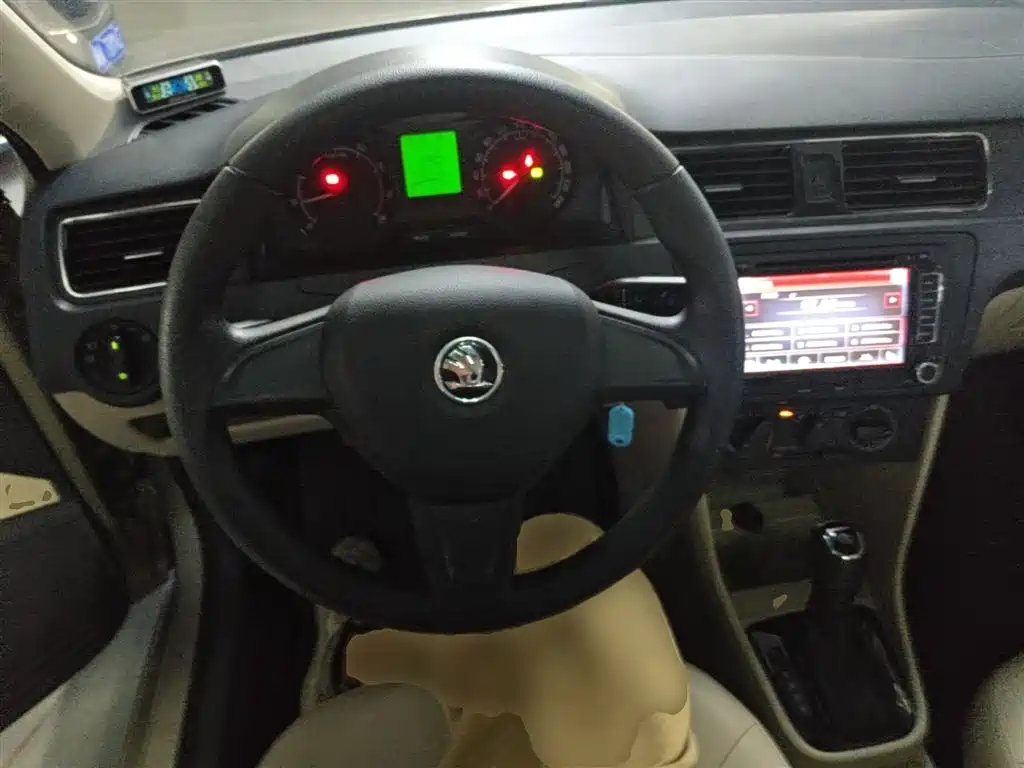 Škoda Rapid 2016 1.6L Automatic Pioneer Edition фото 11