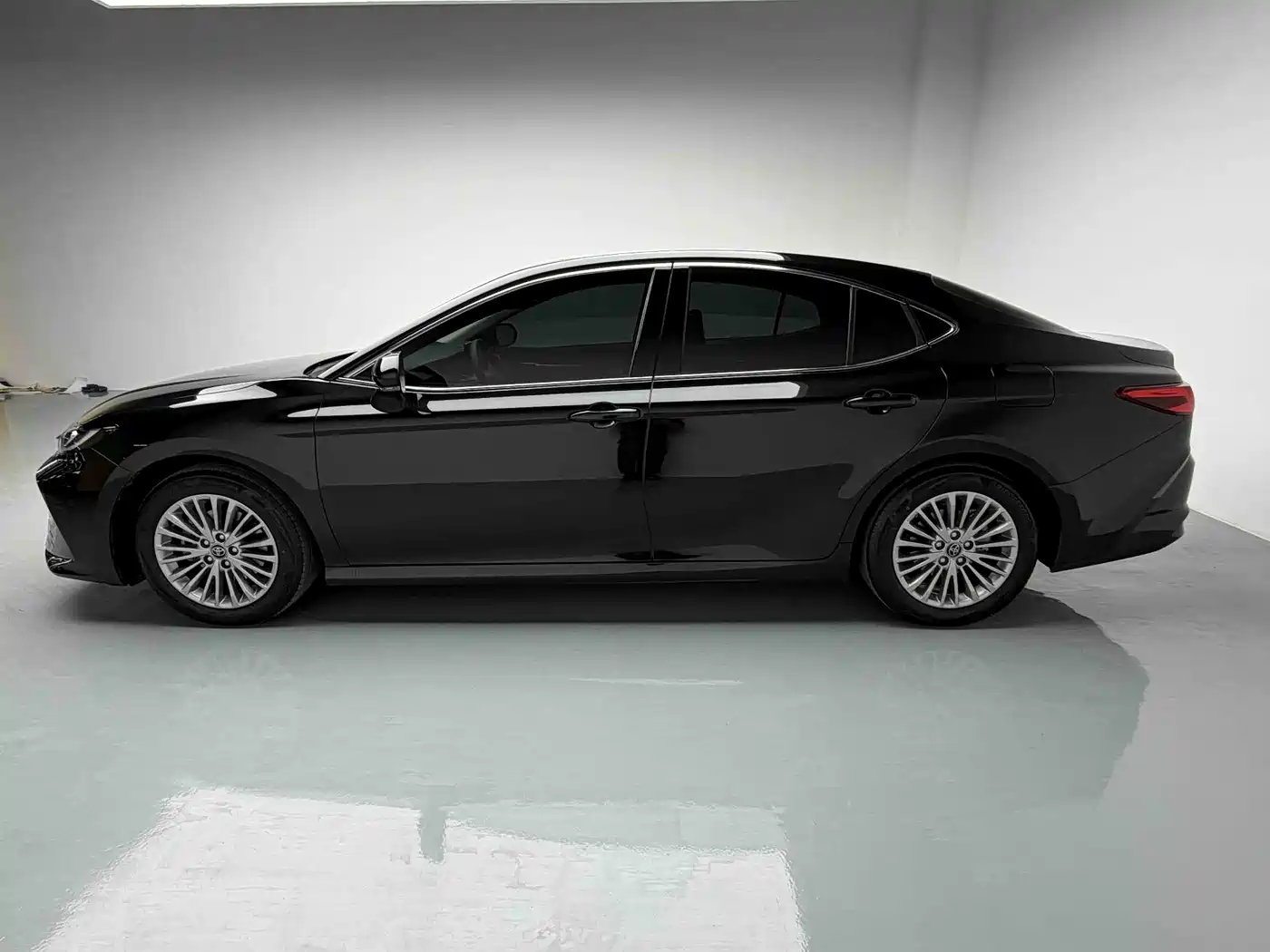 Toyota Camry 2026 Hybrid 2.0HE Elite Edition фото 3