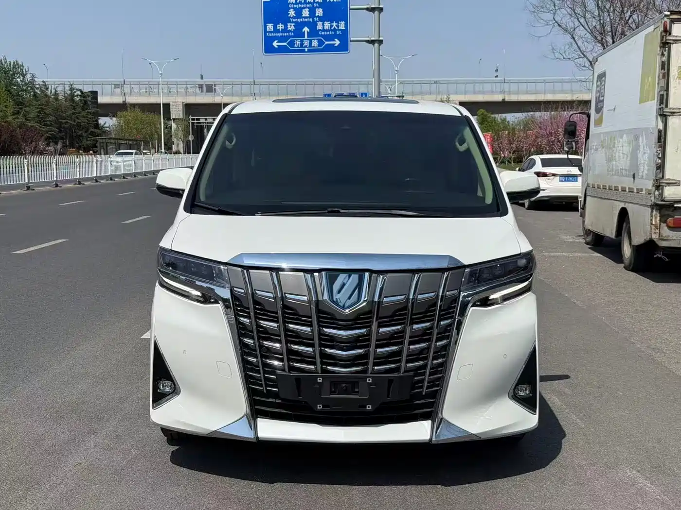 Toyota Alphard 2021 Hybrid 2.5L Luxury фото 2