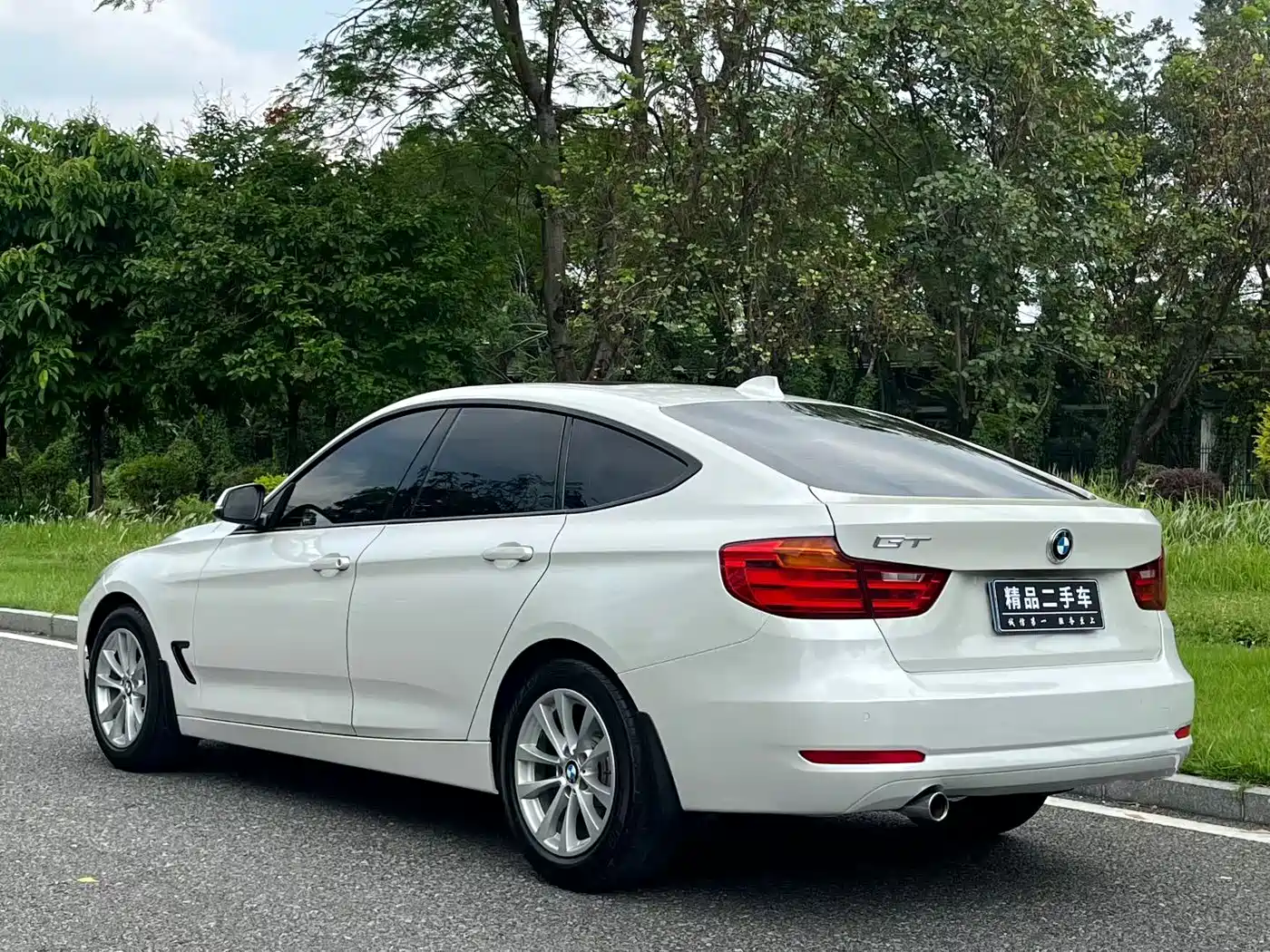 BMW 3 Series GT 2013 Model 320i Leading фото 11