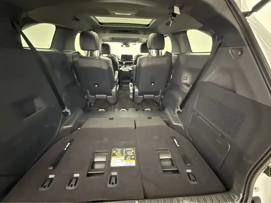 Toyota Granvia 2024 2.5L Hybrid Premium PLUS 4WD Edition фото 13