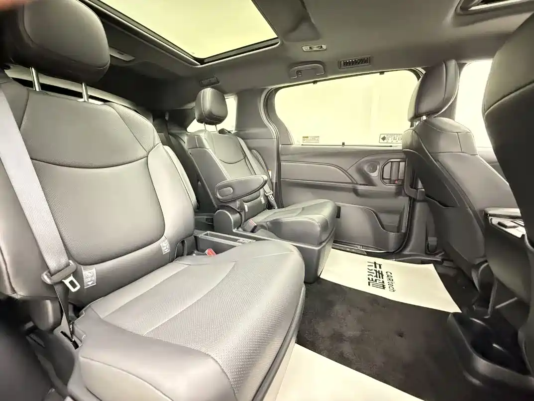 Toyota Granvia 2024 2.5L Hybrid Premium PLUS 4WD Edition фото 14