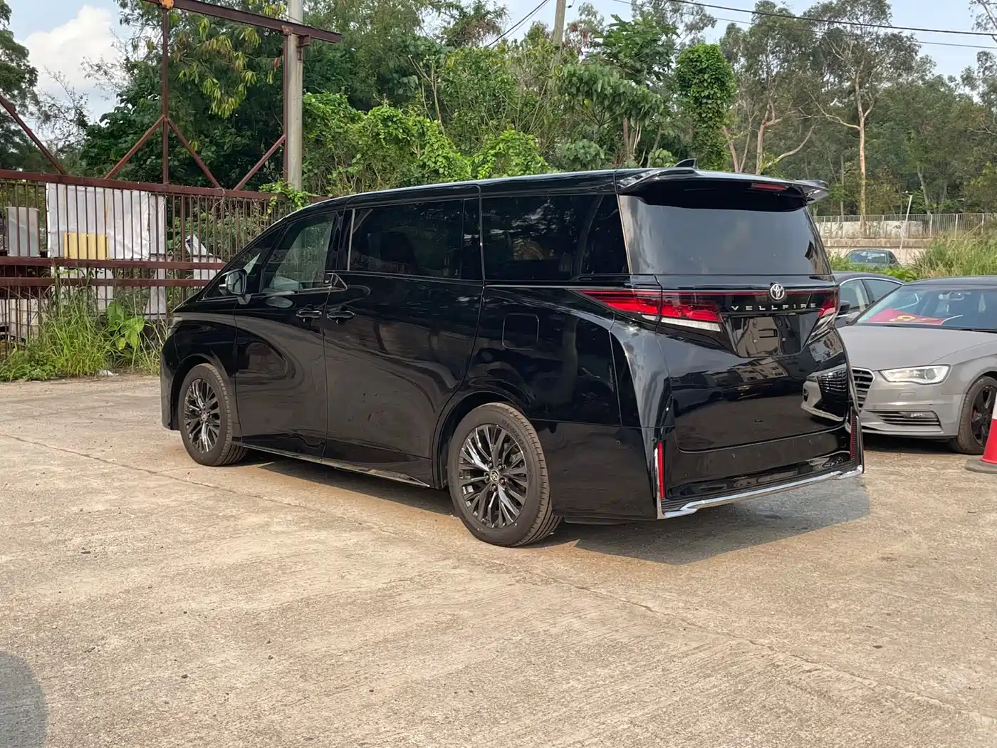 Toyota Vellfire 2025 Crown Hybrid 2.5L Ink Gold Executive Edition фото 5