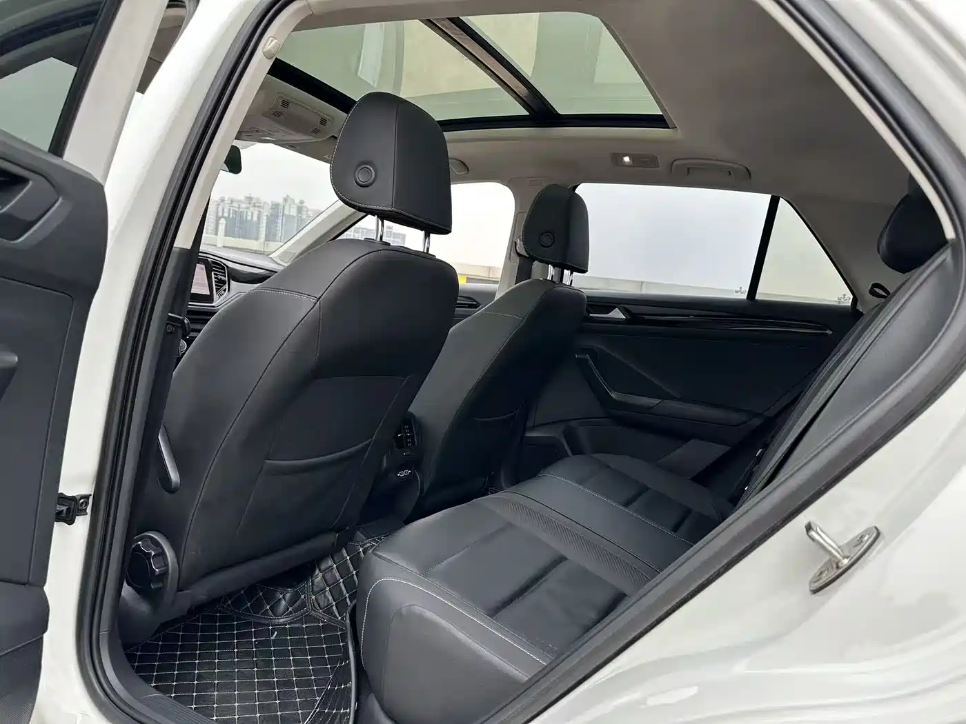 Volkswagen T-ROC 2021 280TSI DSG 2WD Comfort Smart Connect 30th Anniversary Edition фото 4