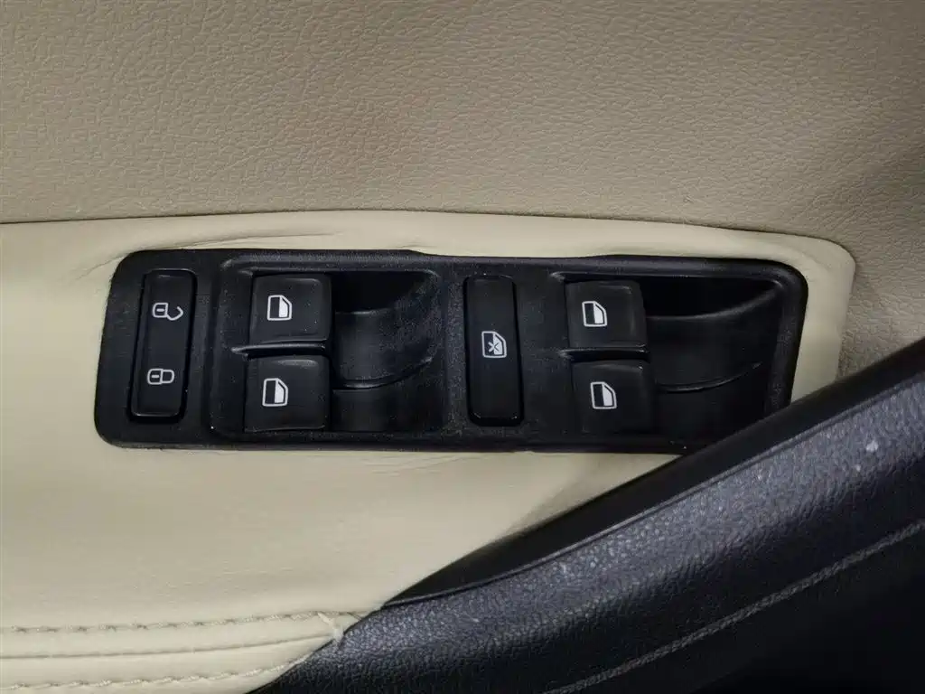 Volkswagen Jetta 2013 1.6L Automatic Comfort фото 9