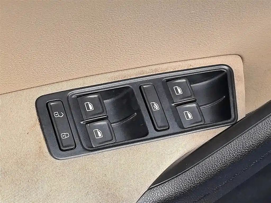 Volkswagen Jetta 2013 1.6L Automatic Comfort фото 9