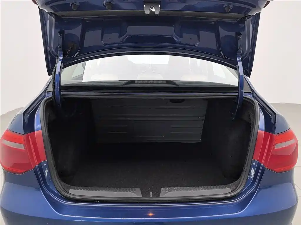 Volkswagen Jetta 2013 1.6L Automatic Comfort фото 16