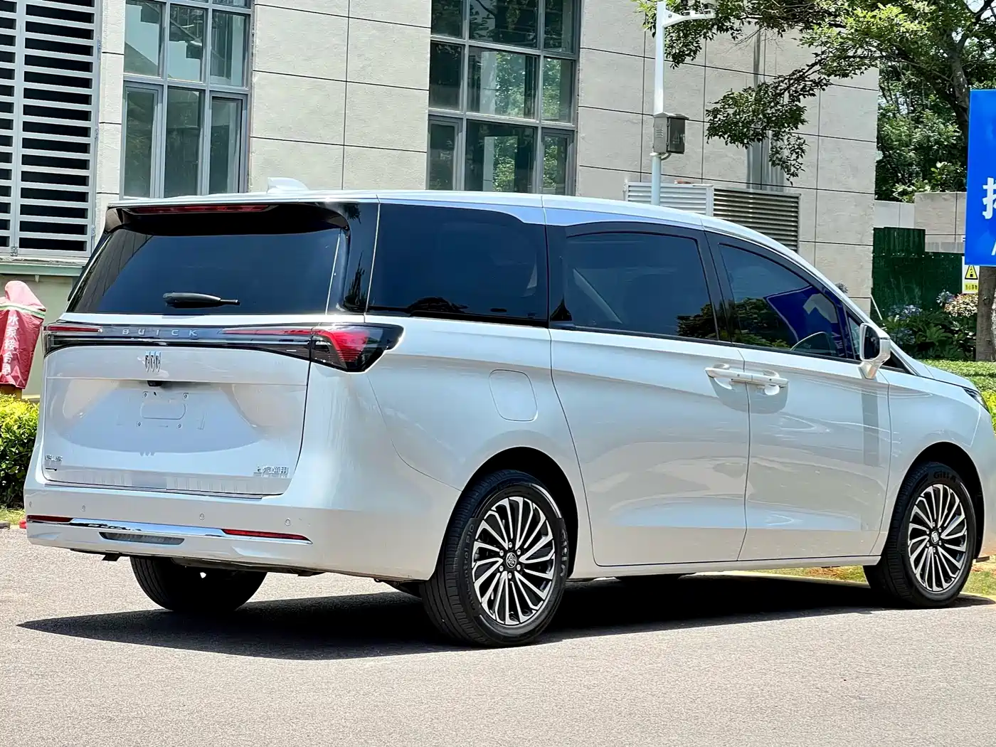 Buick GL8 New Energy 2025 Landlux Smart Edition 7-seater фото 15