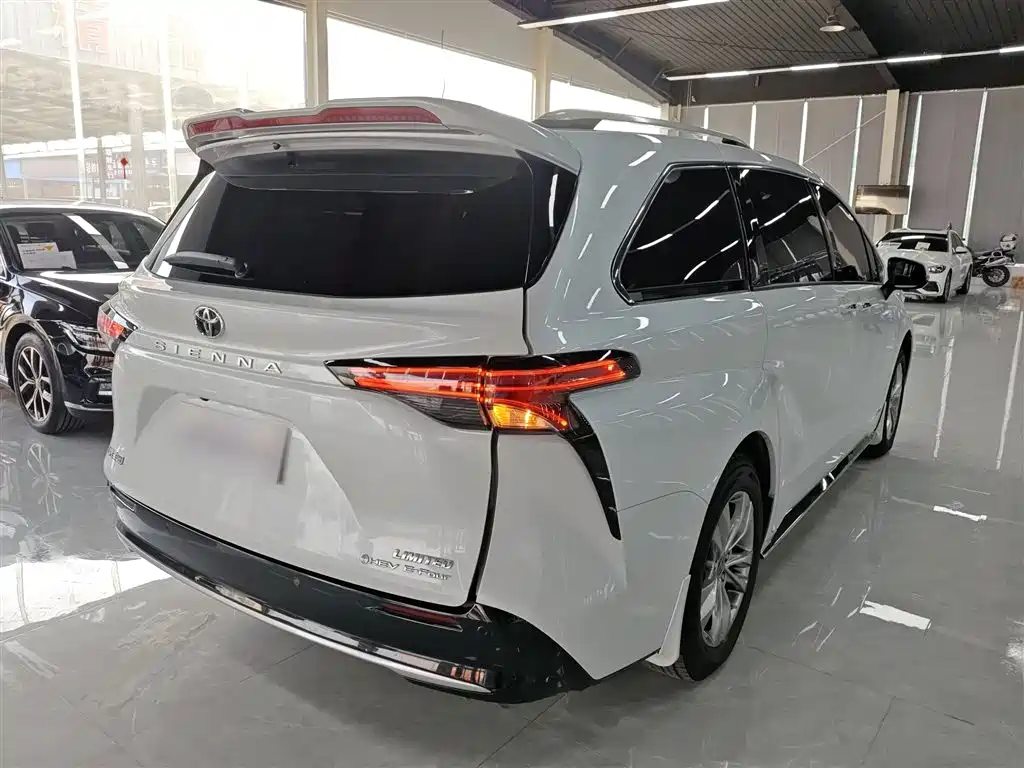 Toyota Sienna 2024 2.5L Hybrid 4WD Premium Edition фото 7