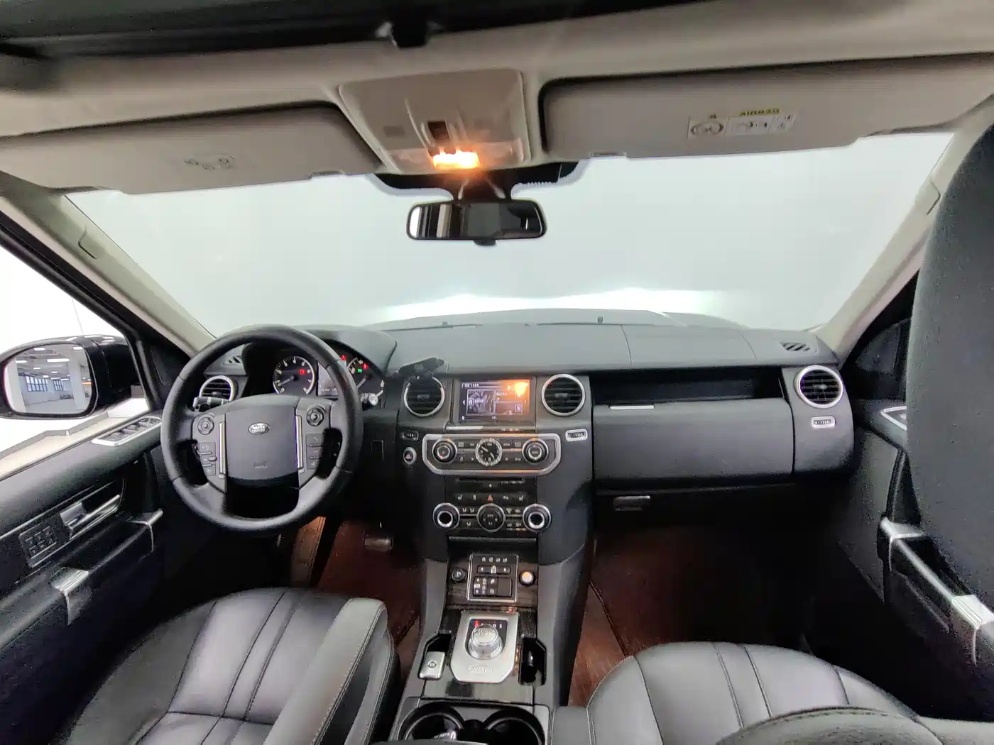 Land Rover Discovery 2015 3.0 SC V6 SE фото 12