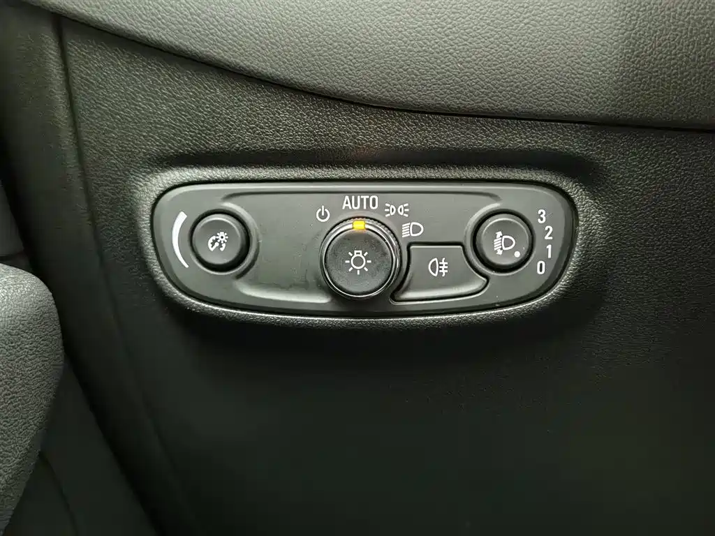 Chevrolet Equinox 2022 Mild Hybrid 550T RS 4WD Intelligent Defense Edition фото 21