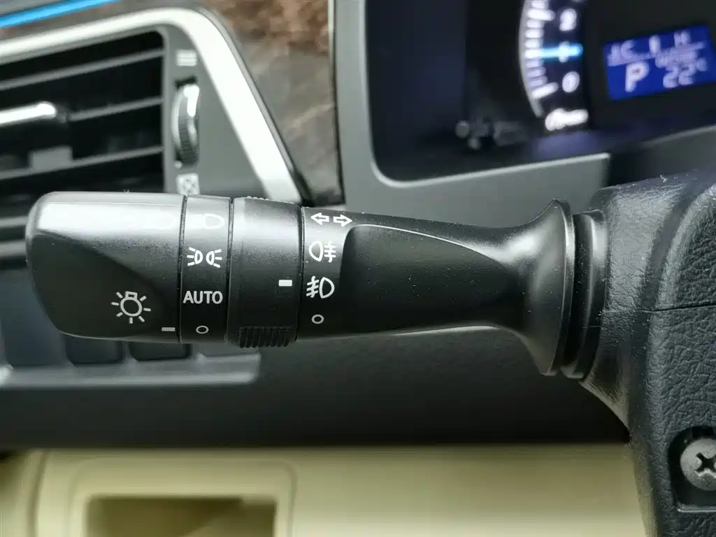 Toyota Camry 2015 2.5G Luxury Navigation Edition фото 21