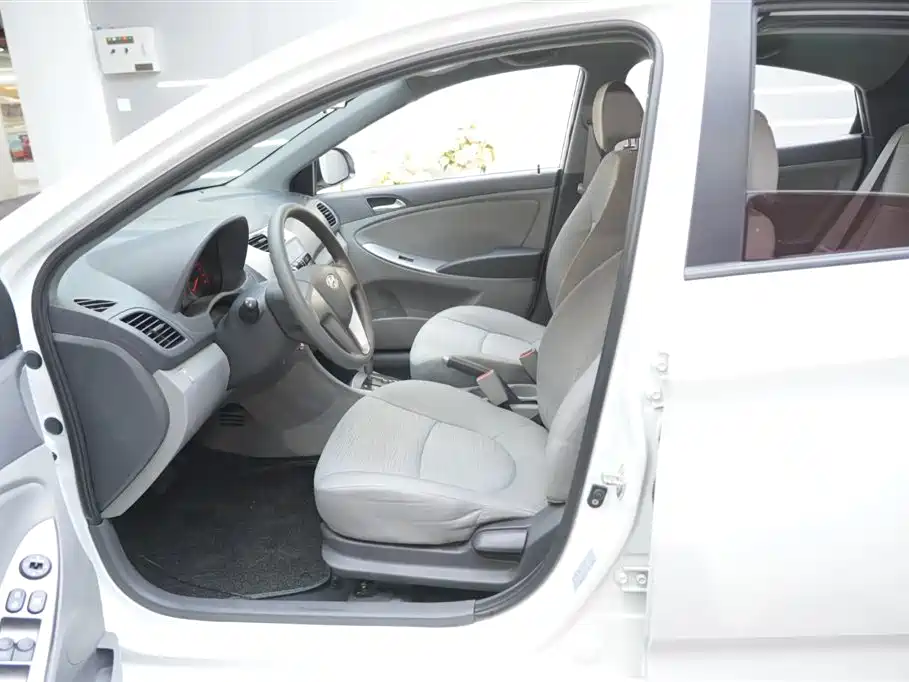 Hyundai Verna 2016 1.4L Automatic Fashion GS фото 14