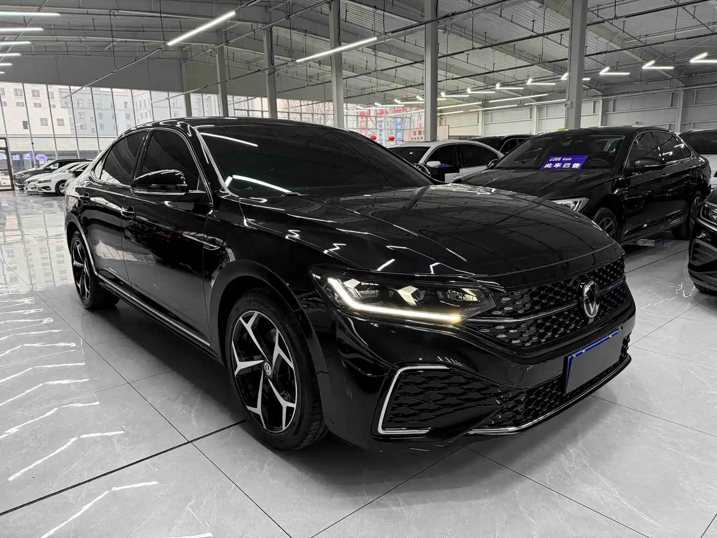 Volkswagen Passat 2023 280TSI Starlight Elite Edition фото 3