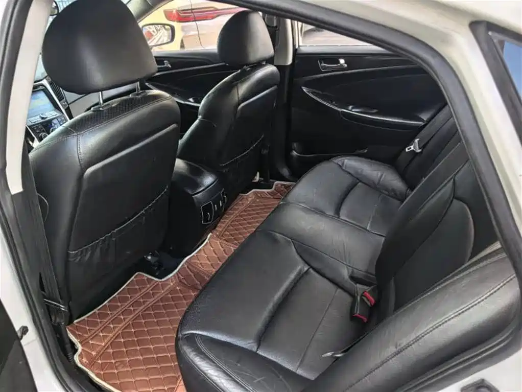 Hyundai Sonata 2011 2.4L Auto Premium Edition фото 8