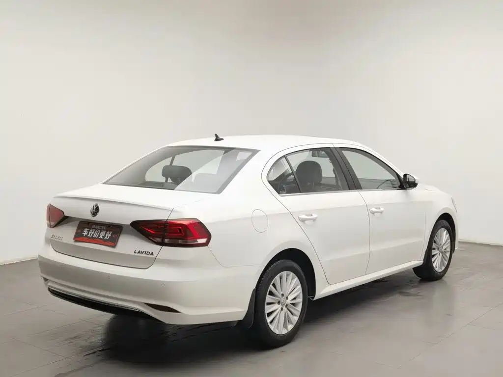 Photo 2 - Volkswagen Lavida