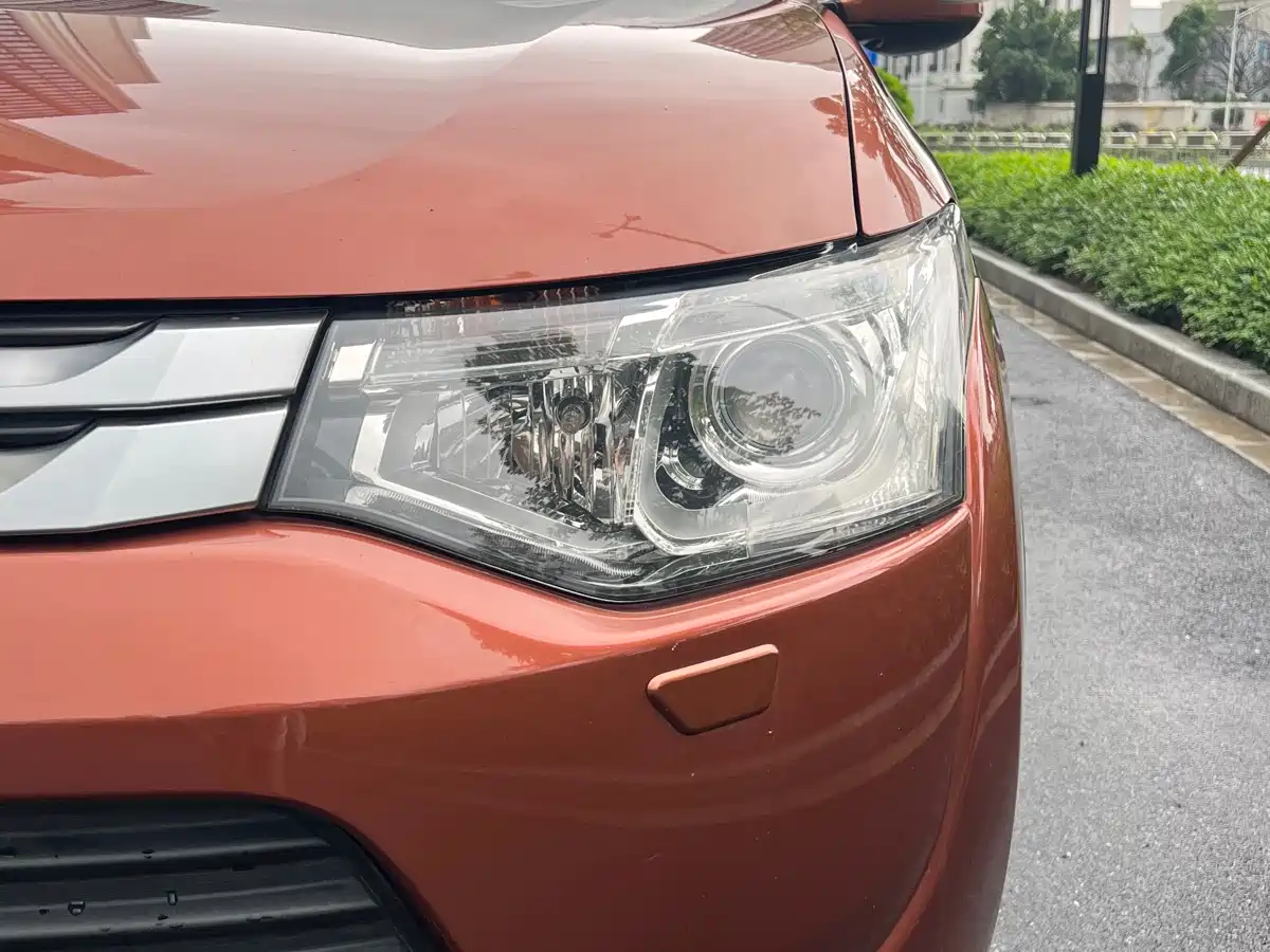 Mitsubishi Outlander (Import) 2014 2.4L 4WD Luxury Value Edition 5-seater фото 9