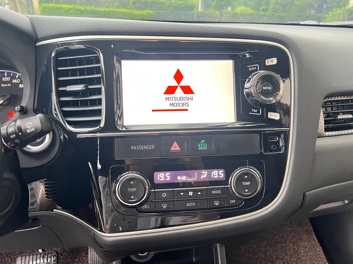 Mitsubishi Outlander (Import) 2014 2.4L 4WD Luxury Value Edition 5-seater фото 22