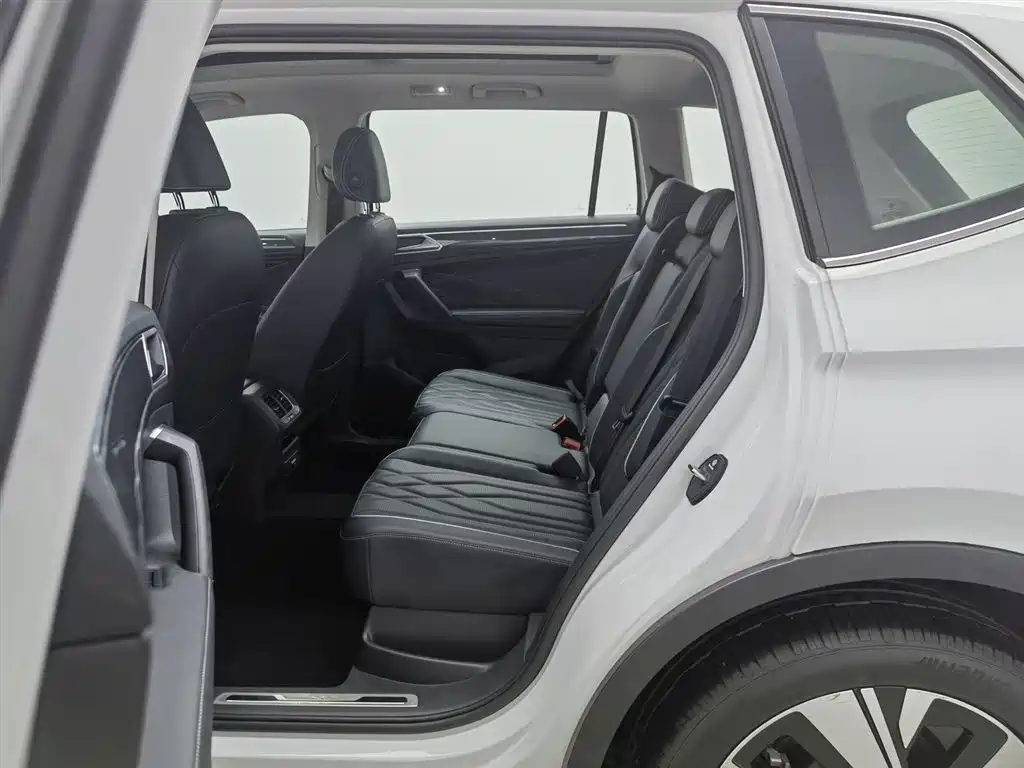 Volkswagen Tiguan L 2023 Facelift 330TSI Auto FWD R-Line Premium фото 15