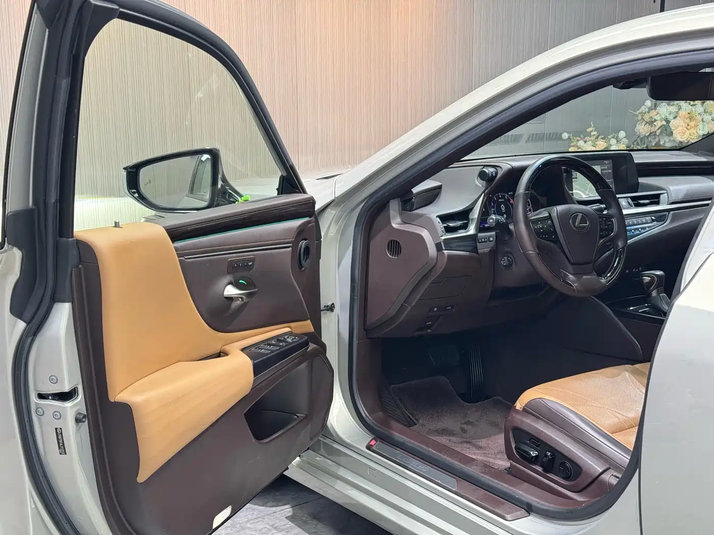 Lexus ES 2020 Model 300h Premium Edition фото 4
