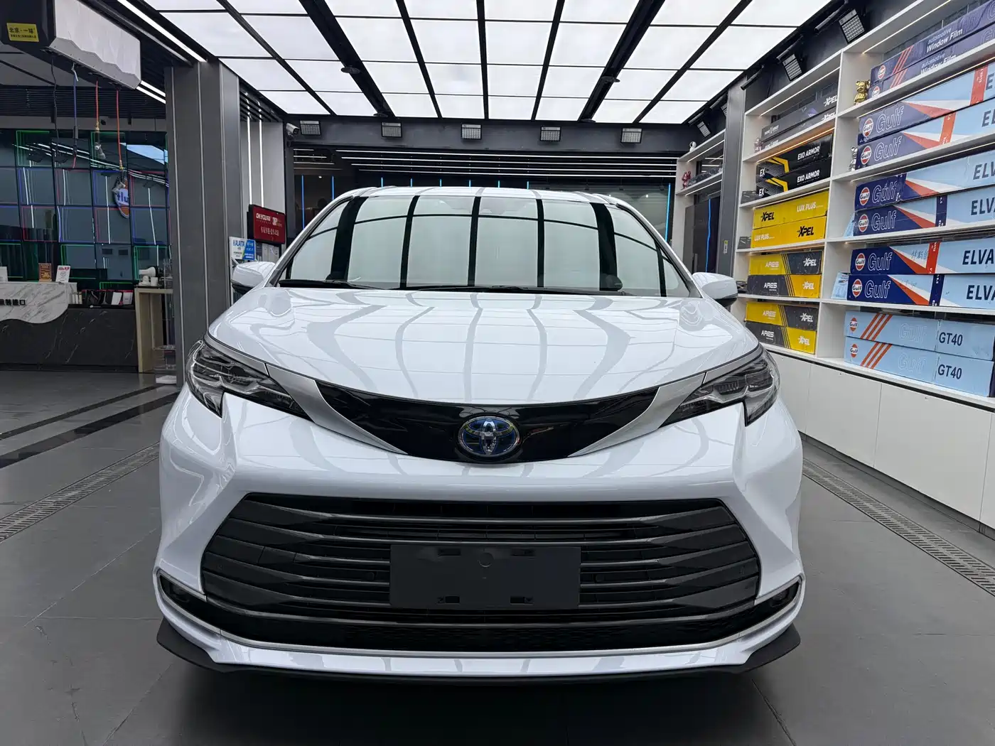 Toyota Sienna 2023 2.5L Hybrid Premium Edition фото 3