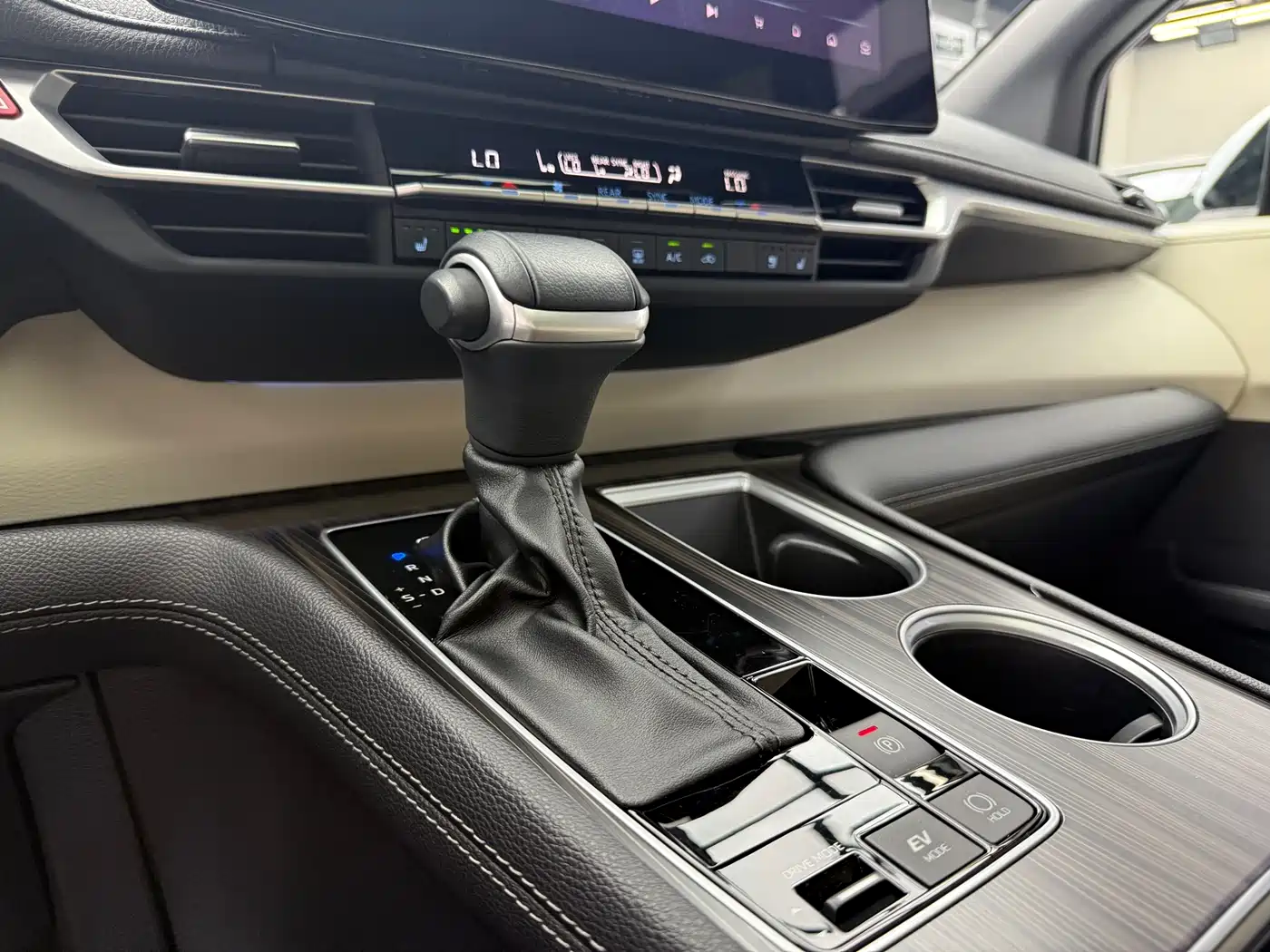 Toyota Sienna 2023 2.5L Hybrid Premium Edition фото 9