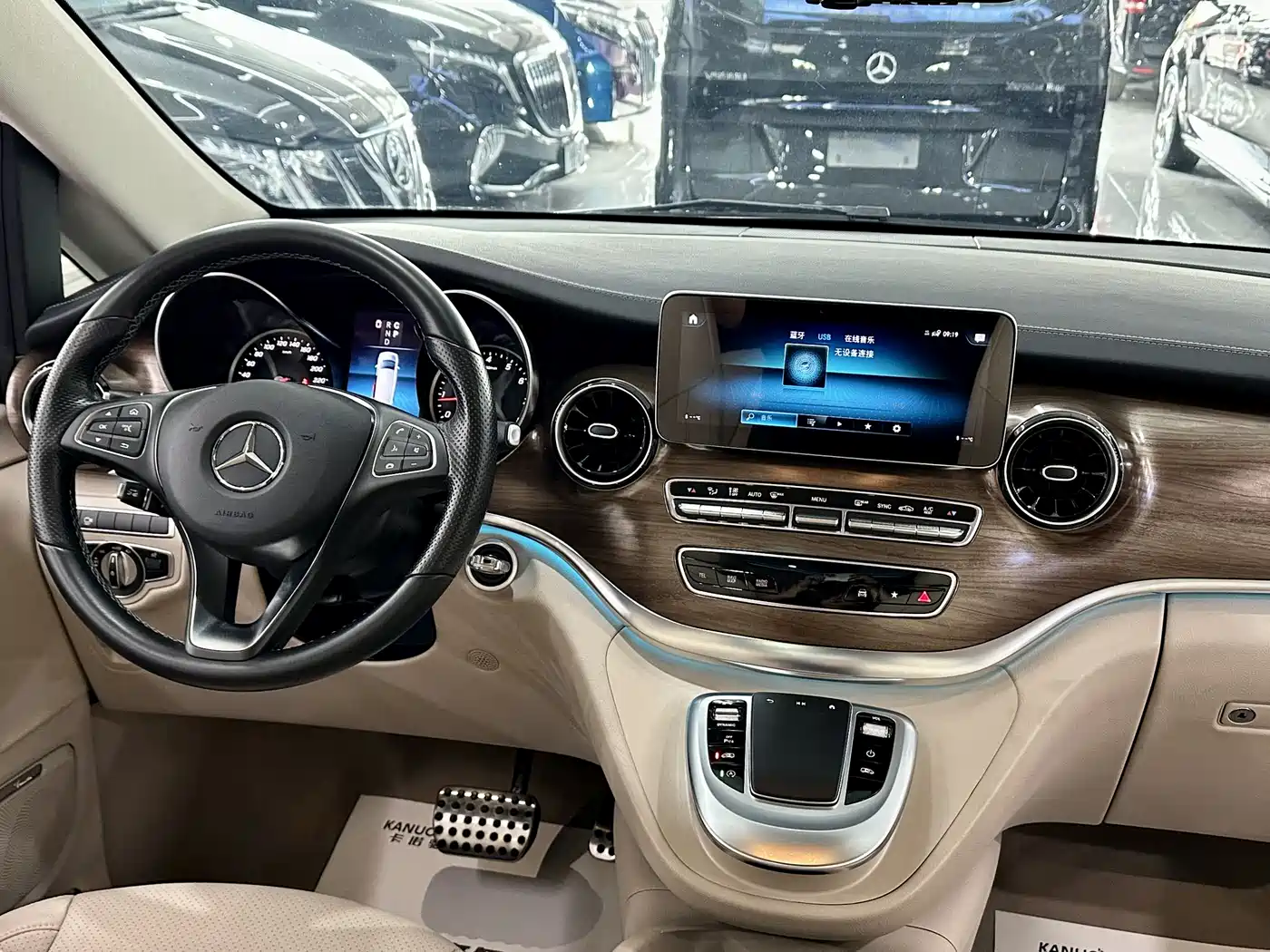 Mercedes-Benz V-Class 2022 V 260 L Long Wheelbase Luxury Edition фото 8