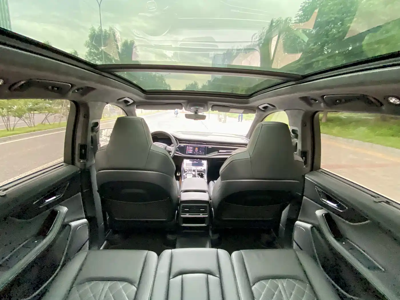 Audi SQ7 2024 4.0 TFSI фото 8