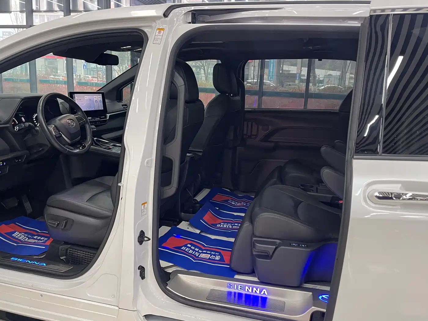 Toyota Sienna 2021 2.5L Hybrid Premium Edition фото 4