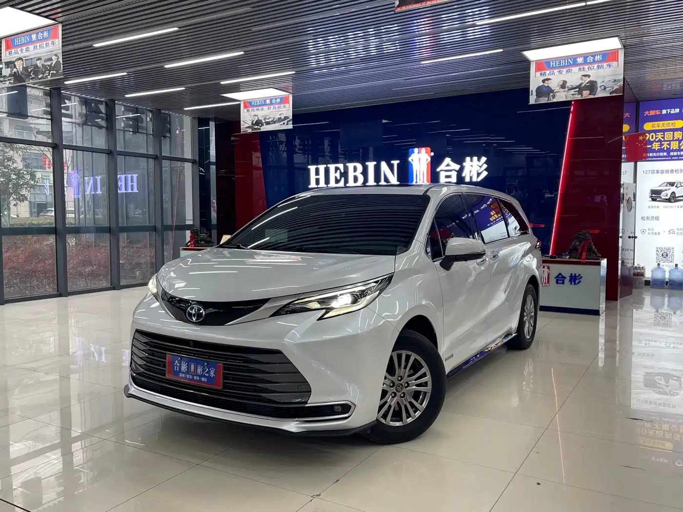 Toyota Sienna 2021 2.5L Hybrid Premium Edition фото 2