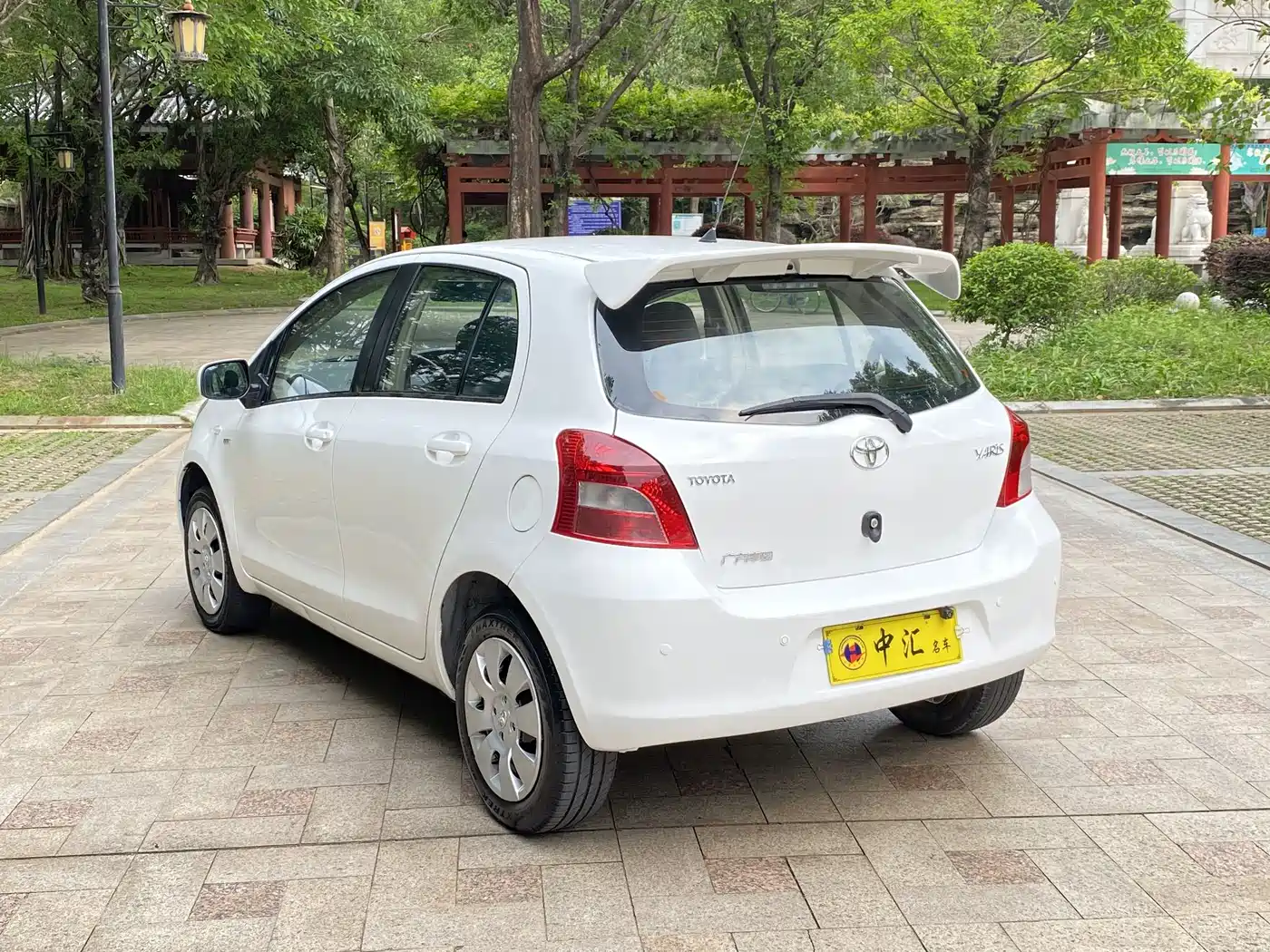 Toyota Yaris 2011 1.6E Auto Charm Edition фото 7