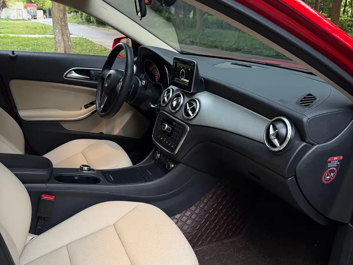 Mercedes-Benz GLA 2015 GLA 220 4MATIC Fashion Edition фото 5
