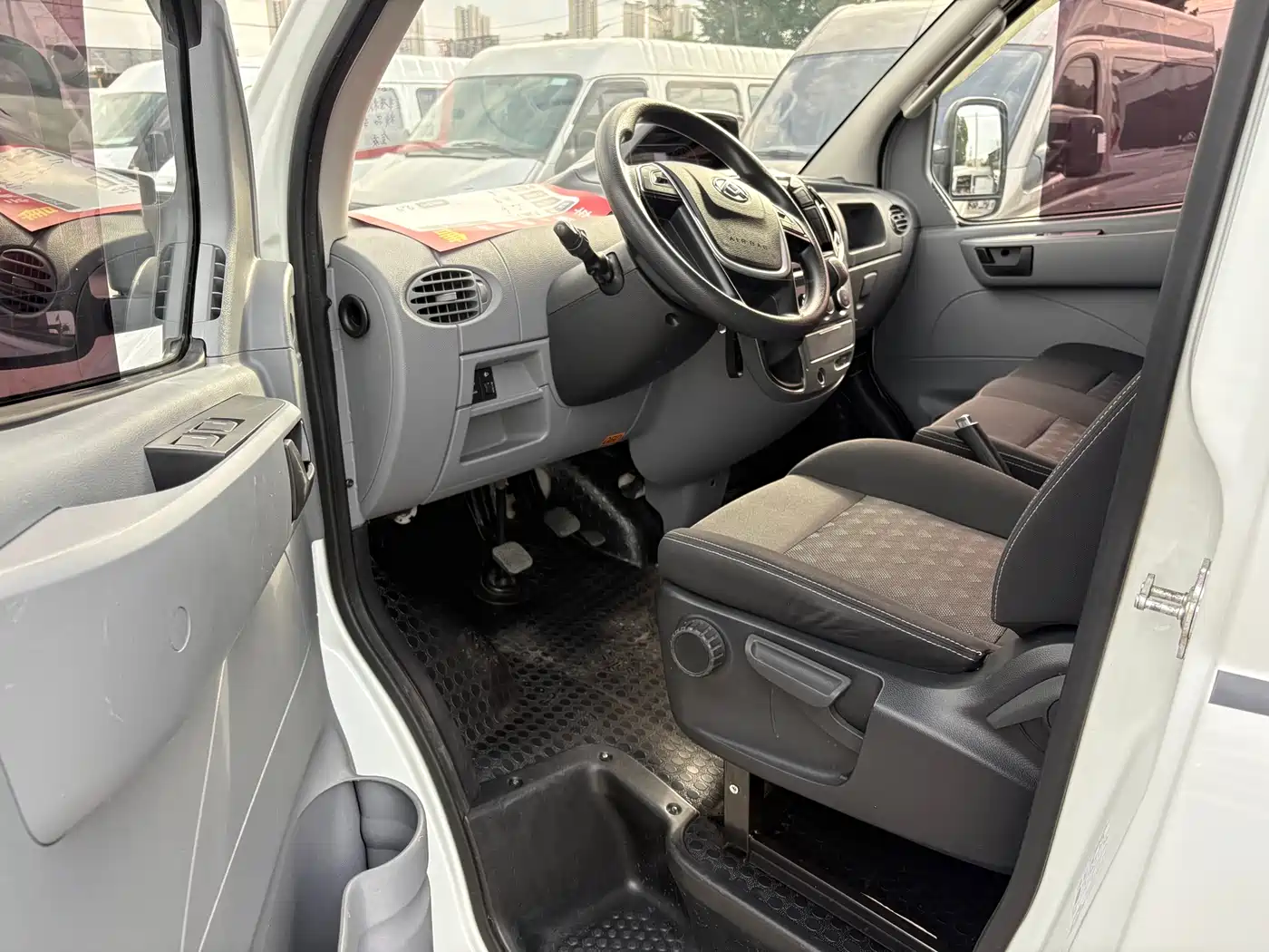 SAIC Maxus Xintu V80 2021 2.0T Manual Classic Aoyuntong Long Wheelbase Medium Roof 6/7/8/9-Seater фото 11