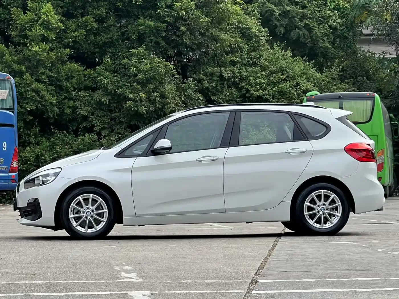 BMW 2 Series Touring 2019 218i Leading фото 15