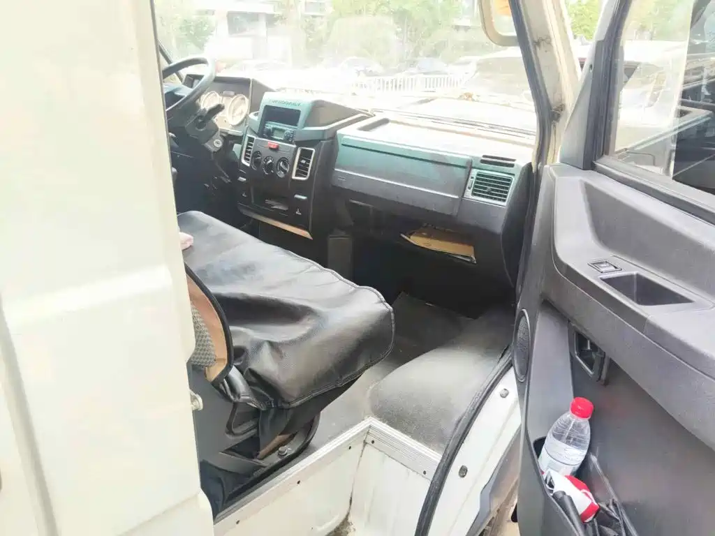 Iveco Daily 2023 2021 Model 2.5T A35 M1 Passenger Vehicle 5-9 Seats Short Wheelbase Medium Roof Dual Tires Sliding Door