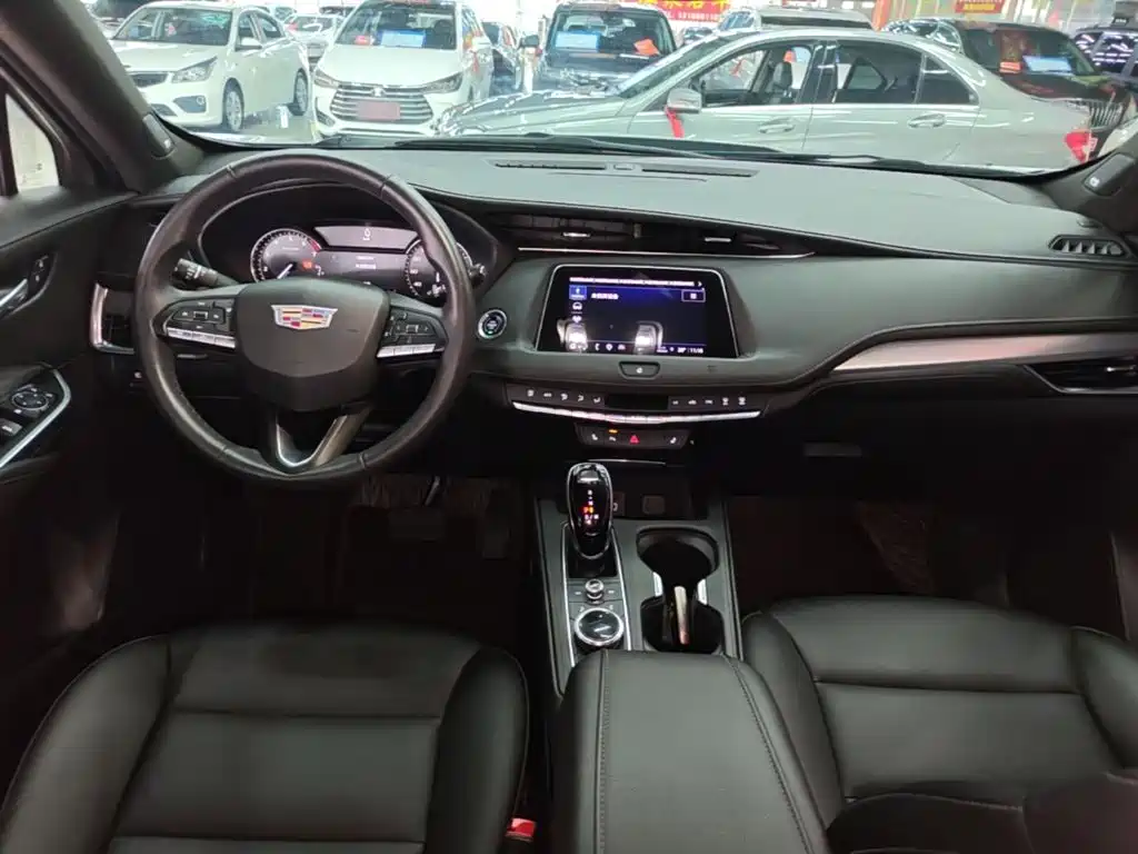 Фото 10 - Cadillac XT4