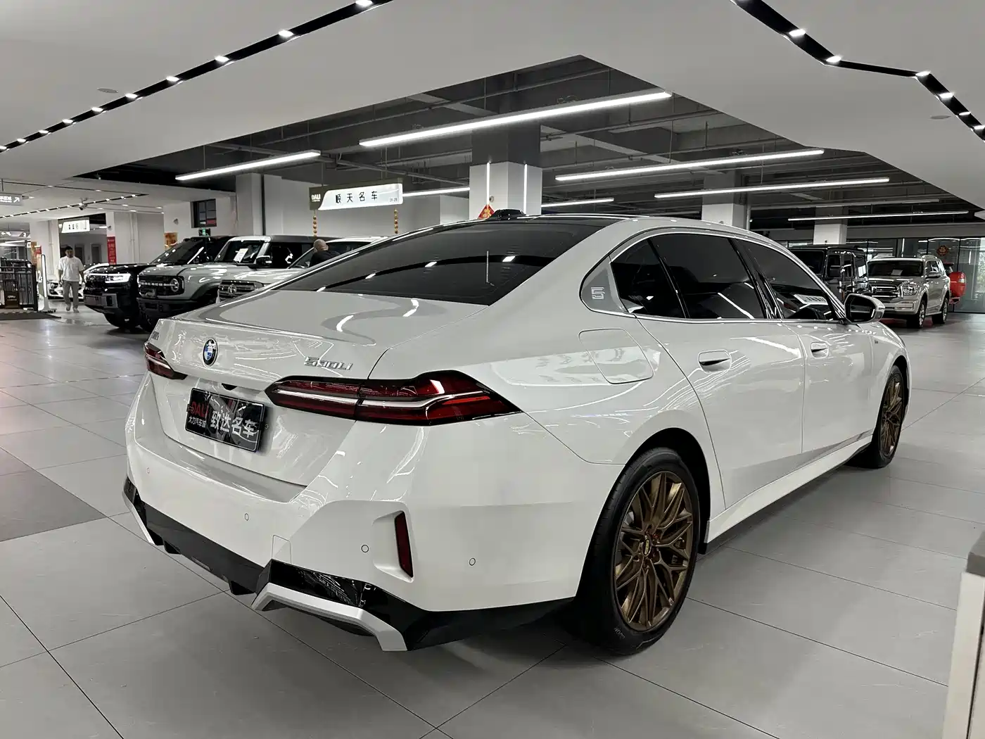 BMW 5 Series 2025 530Li Leading M Sport Package фото 7
