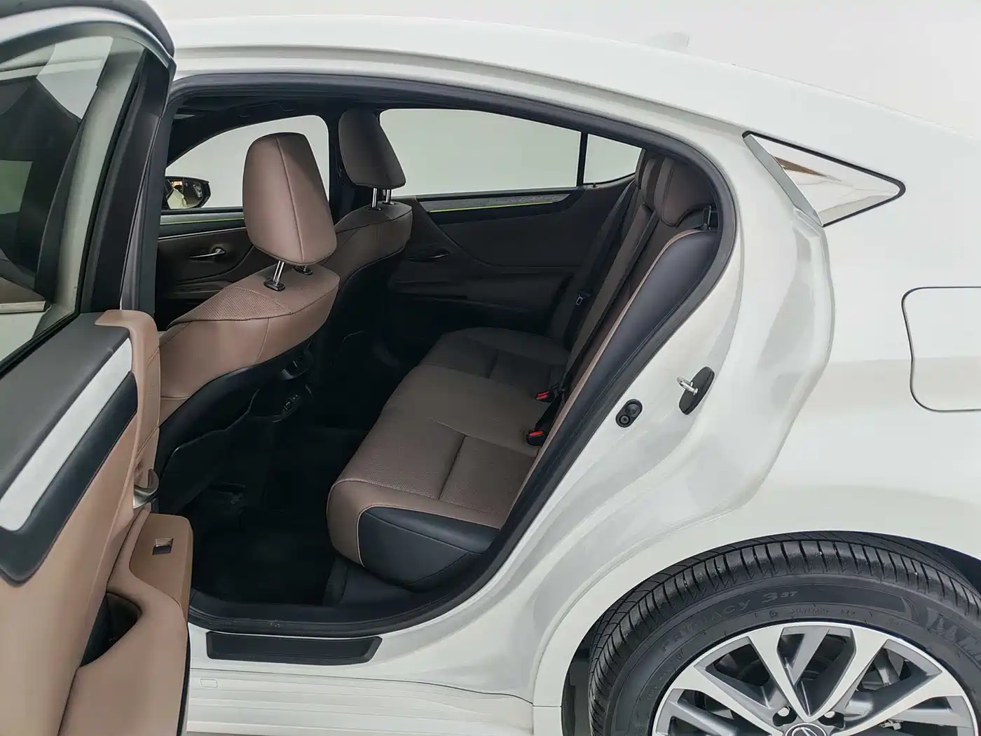 Lexus ES 2025 200 Ultimate Edition фото 7