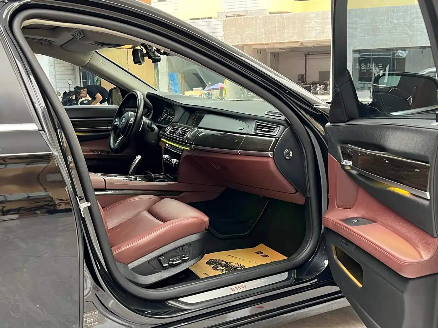 BMW 7 Series 2011 750Li xDrive фото 9