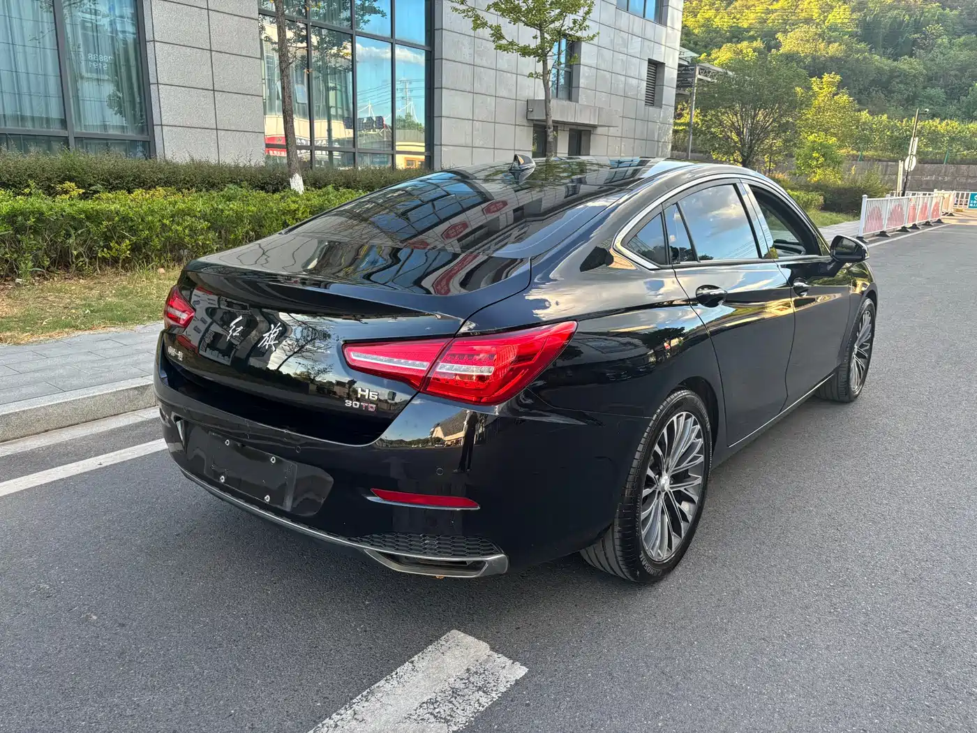 Hongqi H5 2022 Classic 1.5T DCT Flag Rhythm Edition фото 8