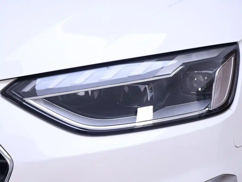 Фото 4 - Audi A4L