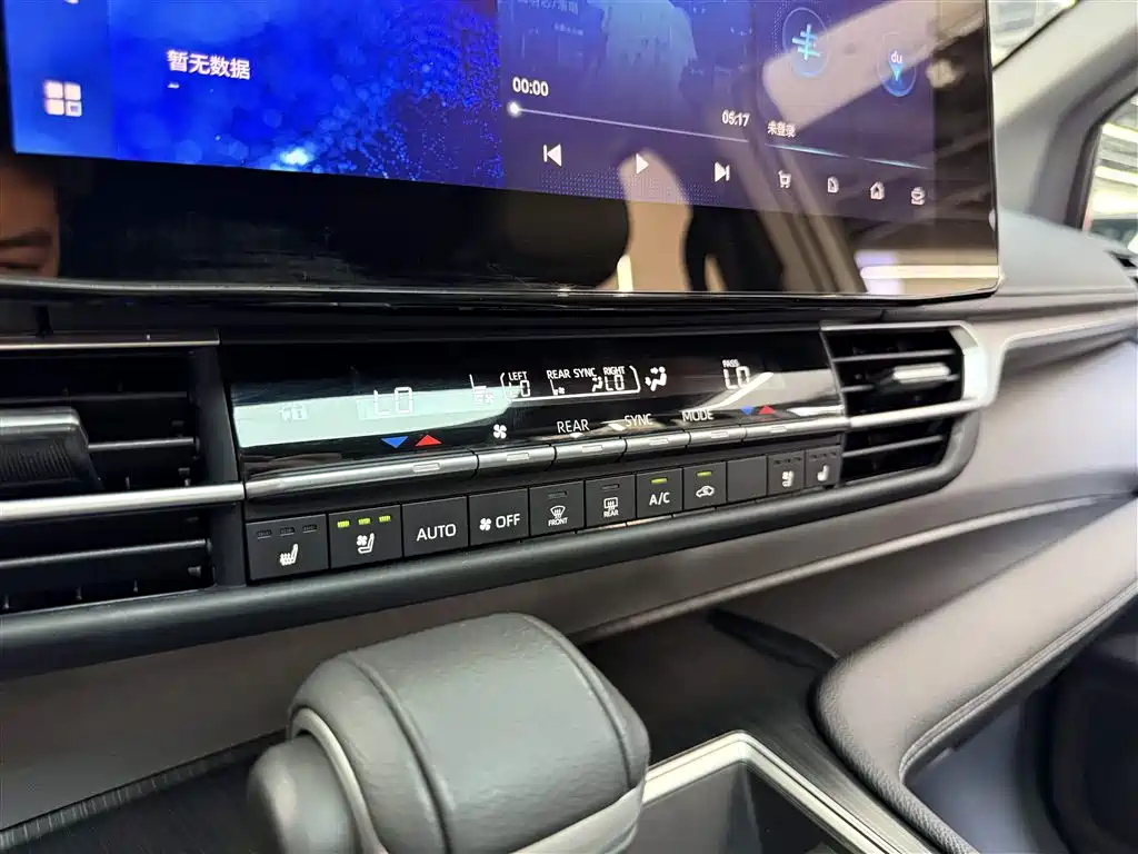 Toyota Sienna 2023 2.5L Hybrid Premium Edition фото 18