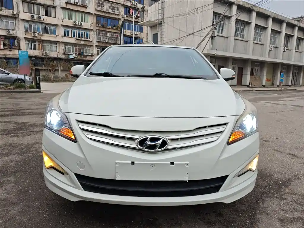 Hyundai Verna 2014 1.4L Manual Top TOP фото 3