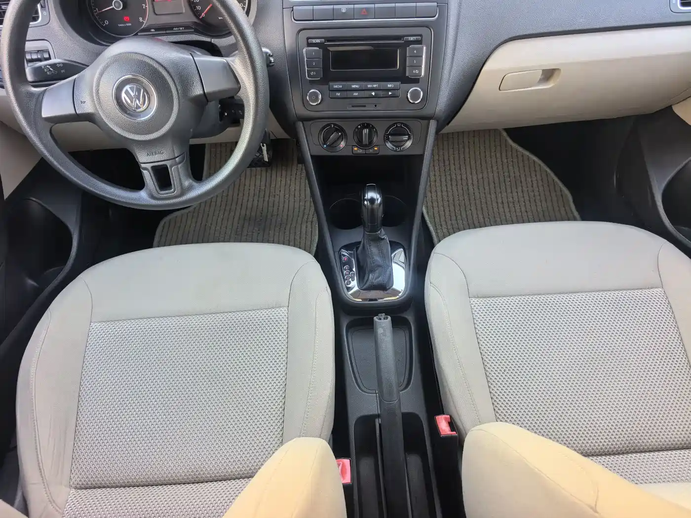 Volkswagen Polo 2013 1.6L Automatic Comfort Edition фото 15