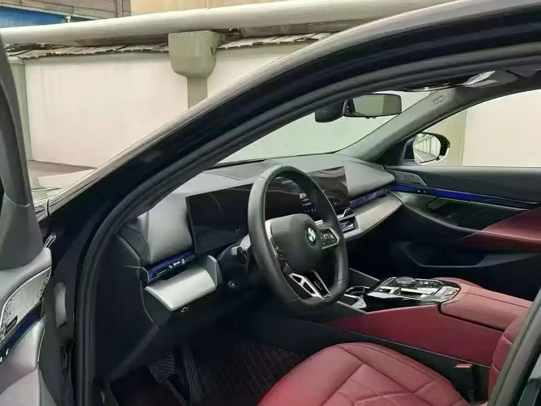 BMW 5 Series 2025 530Li Leading M Sport Package фото 2