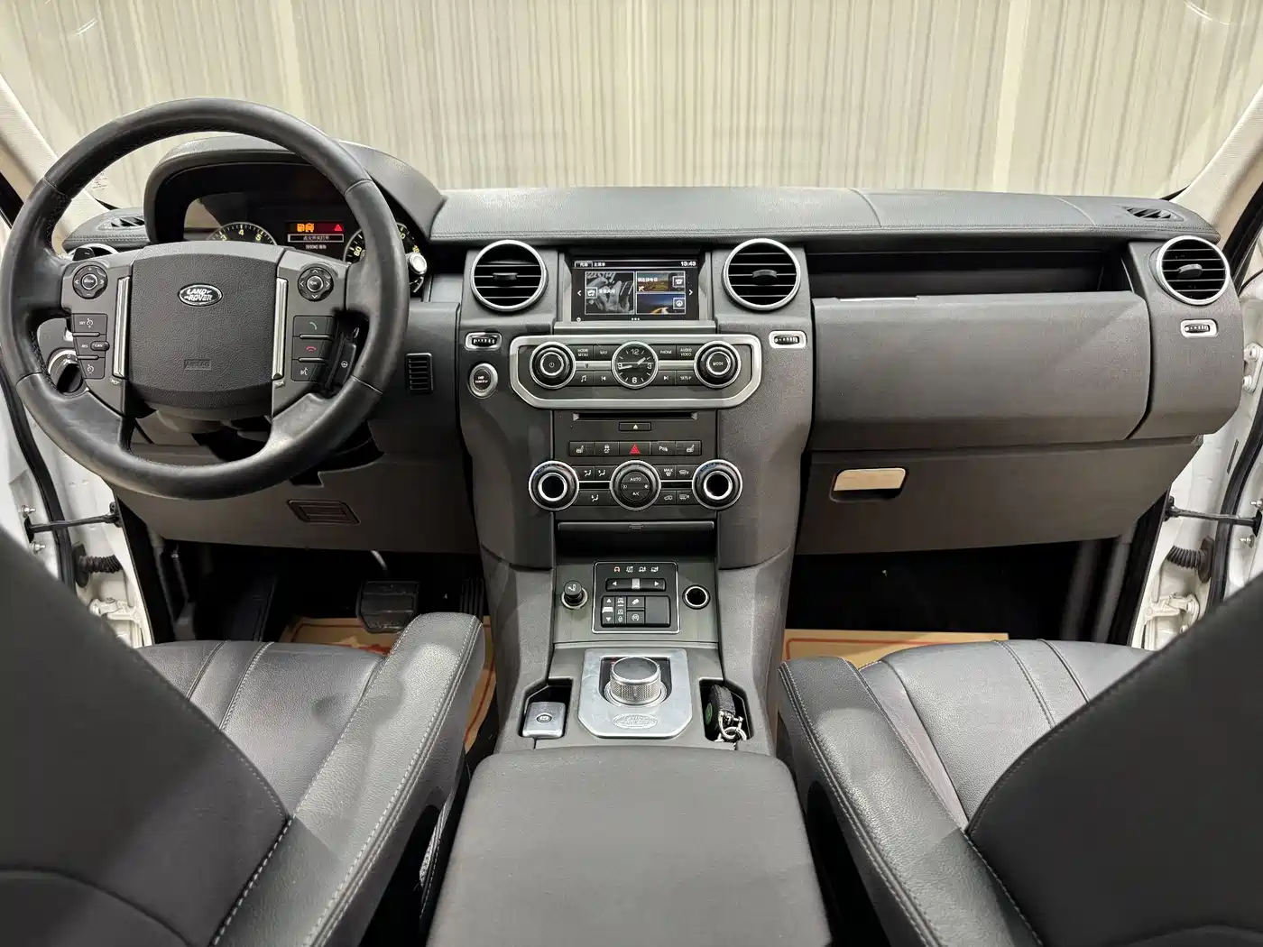 Land Rover Discovery 2015 3.0 SC V6 SE фото 7